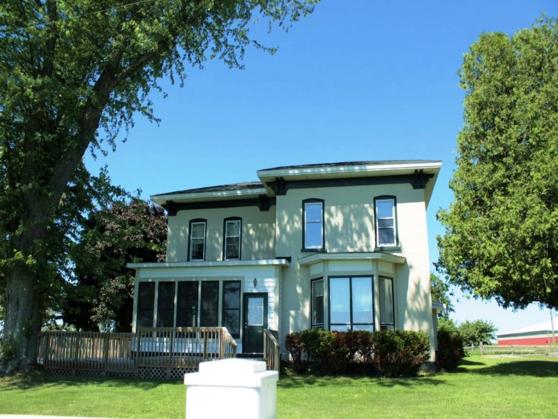 Charming Farmhouse On 18 Acres : Montague : Muskegon County : Michigan