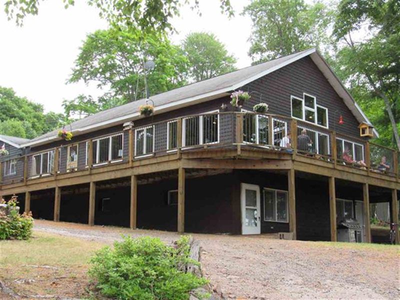 Lac La Belle Lodge & Bear Belly Bar : Allouez : Keweenaw County : Michigan