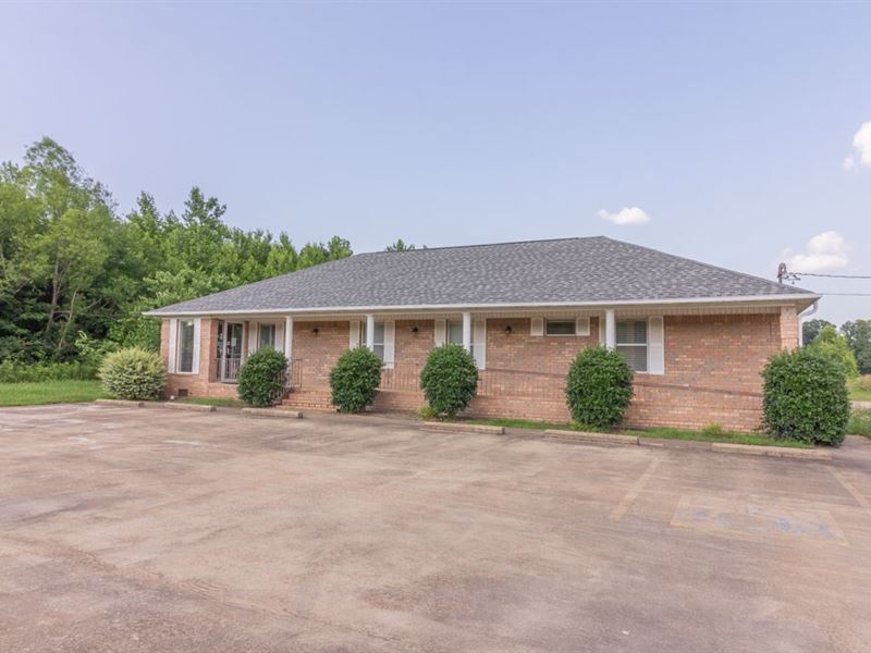 Commercial Building in Selmer, TN : Selmer : McNairy County : Tennessee