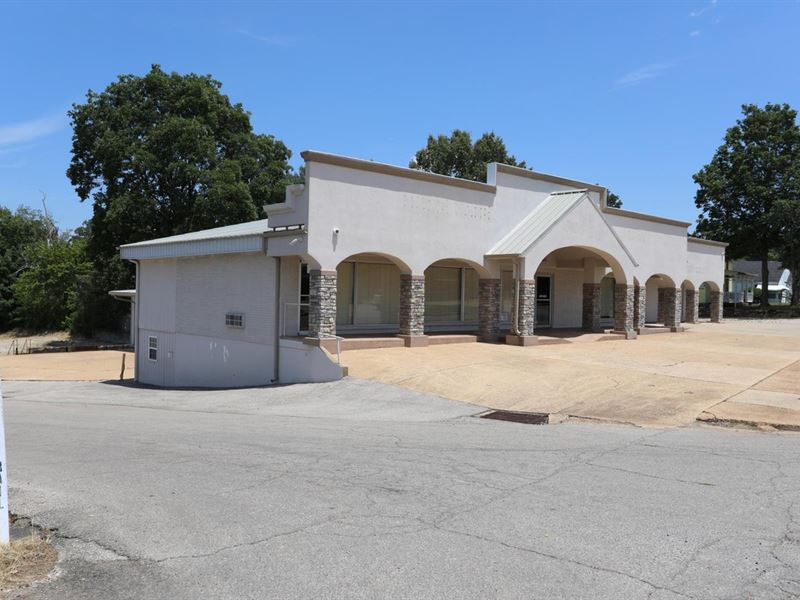 Multi-Use Commercial Building in Po : Poplar Bluff : Butler County : Missouri