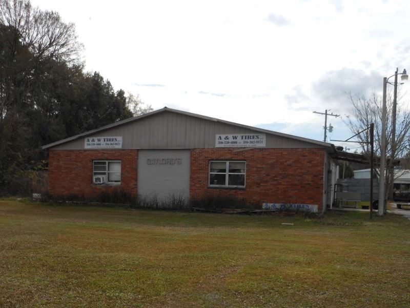 3 Buildings Extremely Visible US : Live Oak : Suwannee County : Florida