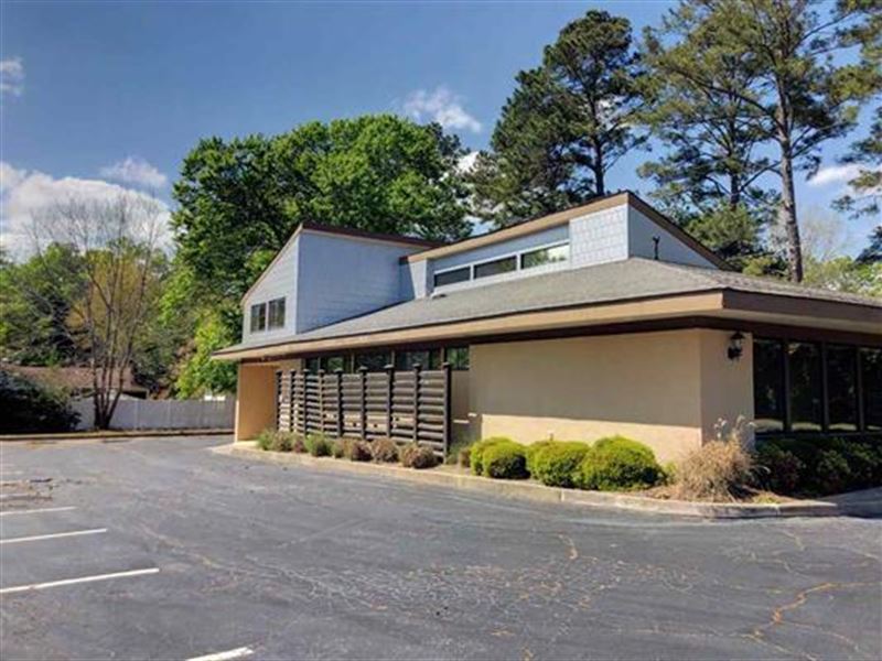 Spacious Office Building Available : Perry : Houston County : Georgia