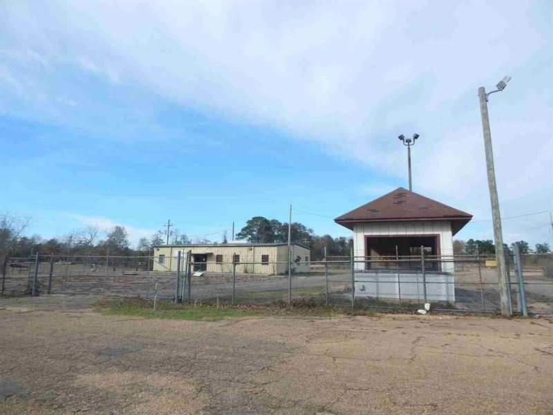 Metal Building On 4.5 Acres : McComb : Pike County : Mississippi