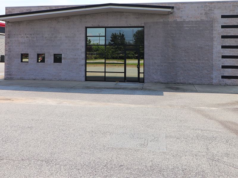 Prime Commercial Building Available : Warner Robins : Houston County : Georgia