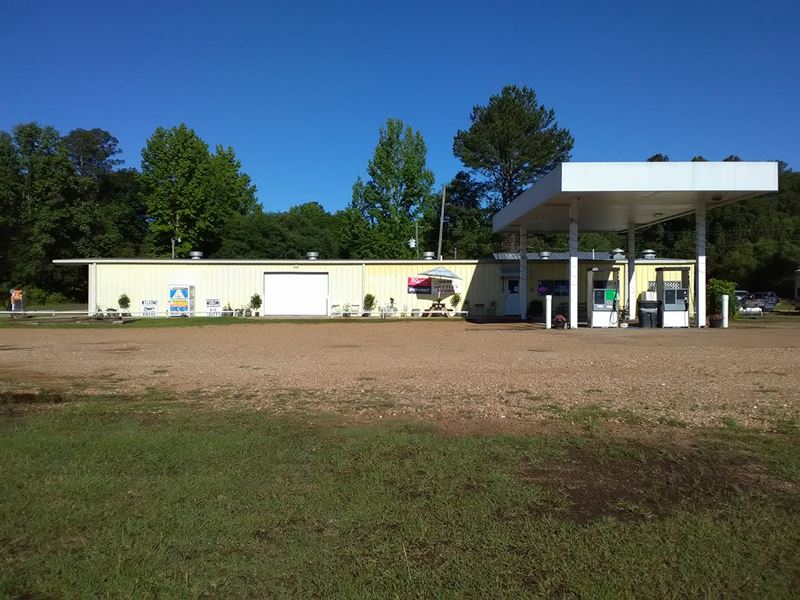 Convenience Store, Gas Pumps : Woodville : Wilkinson County : Mississippi
