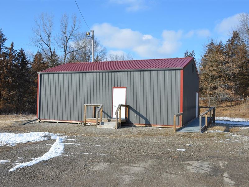 Commercial Building on The Edge : Ottumwa : Wapello County : Iowa