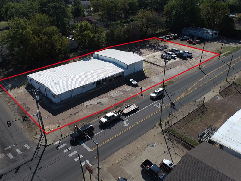 4,400 SQ Foot Commercial Building : Paris : Lamar County : Texas