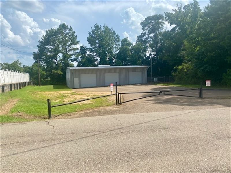 Commercial Building On 1/2 Acre Mcc : McComb : Pike County : Mississippi