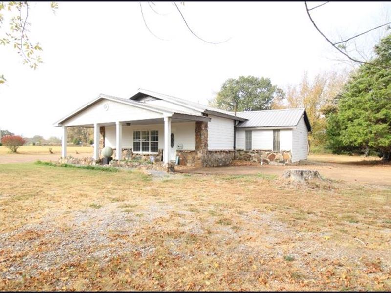 2 Acres with A Commercial Building : Senatobia : Tate County : Mississippi