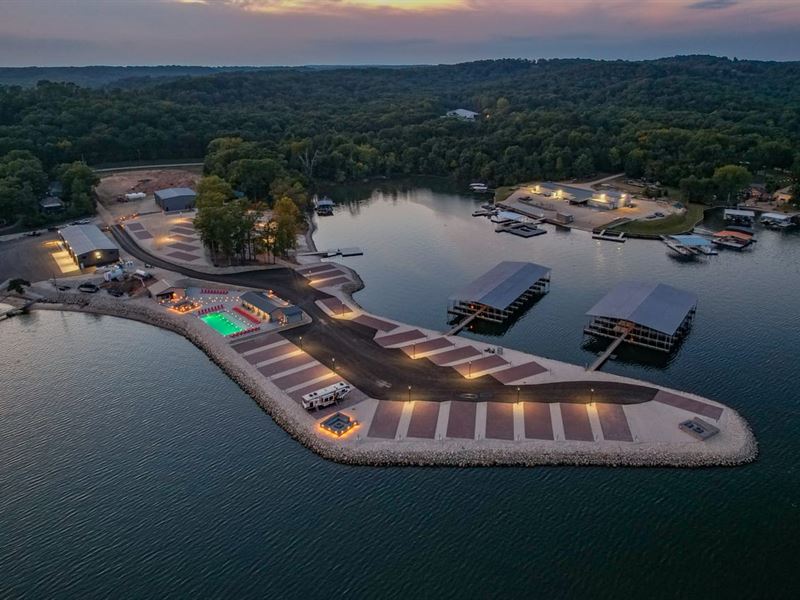 New Luxury RV Resort-Lake of The Oz : Sunrise Beach : Morgan County : Missouri